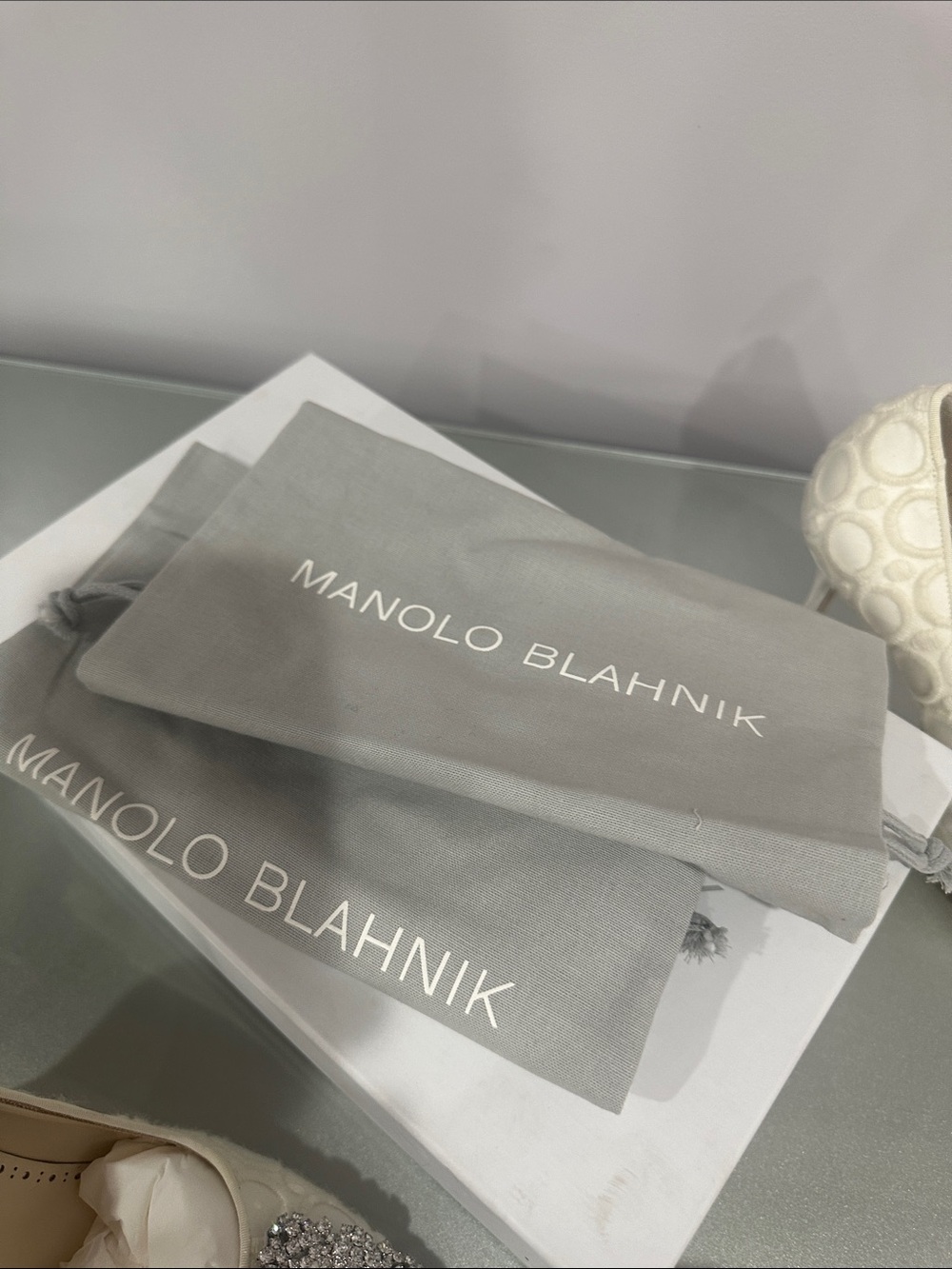 Manolo Blahnik Ivory silk Embellished Pearl Pumps size 39.5 - Picture 9 of 11